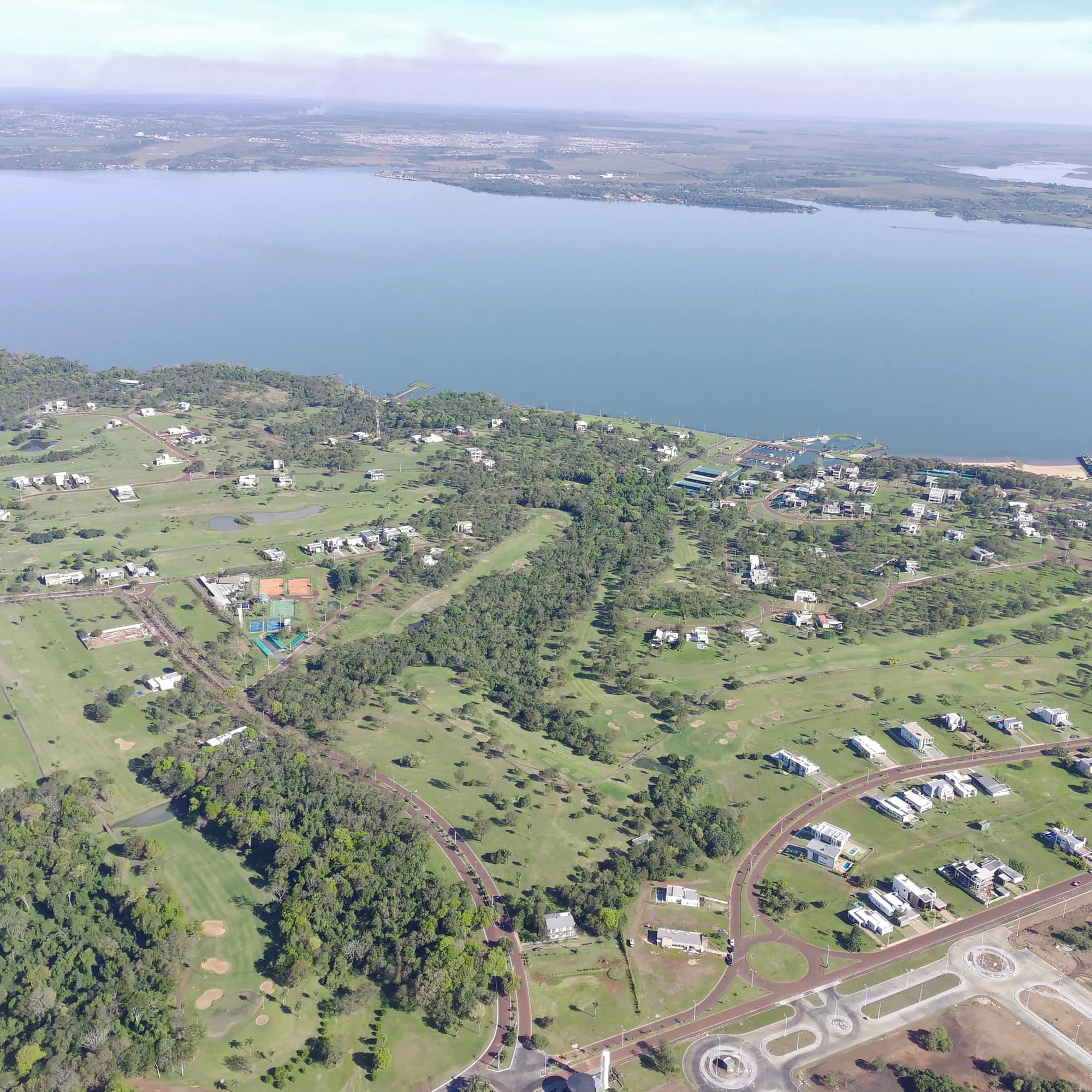 Vista aérea de los lotes de AguaVista sobre el Río Paraná