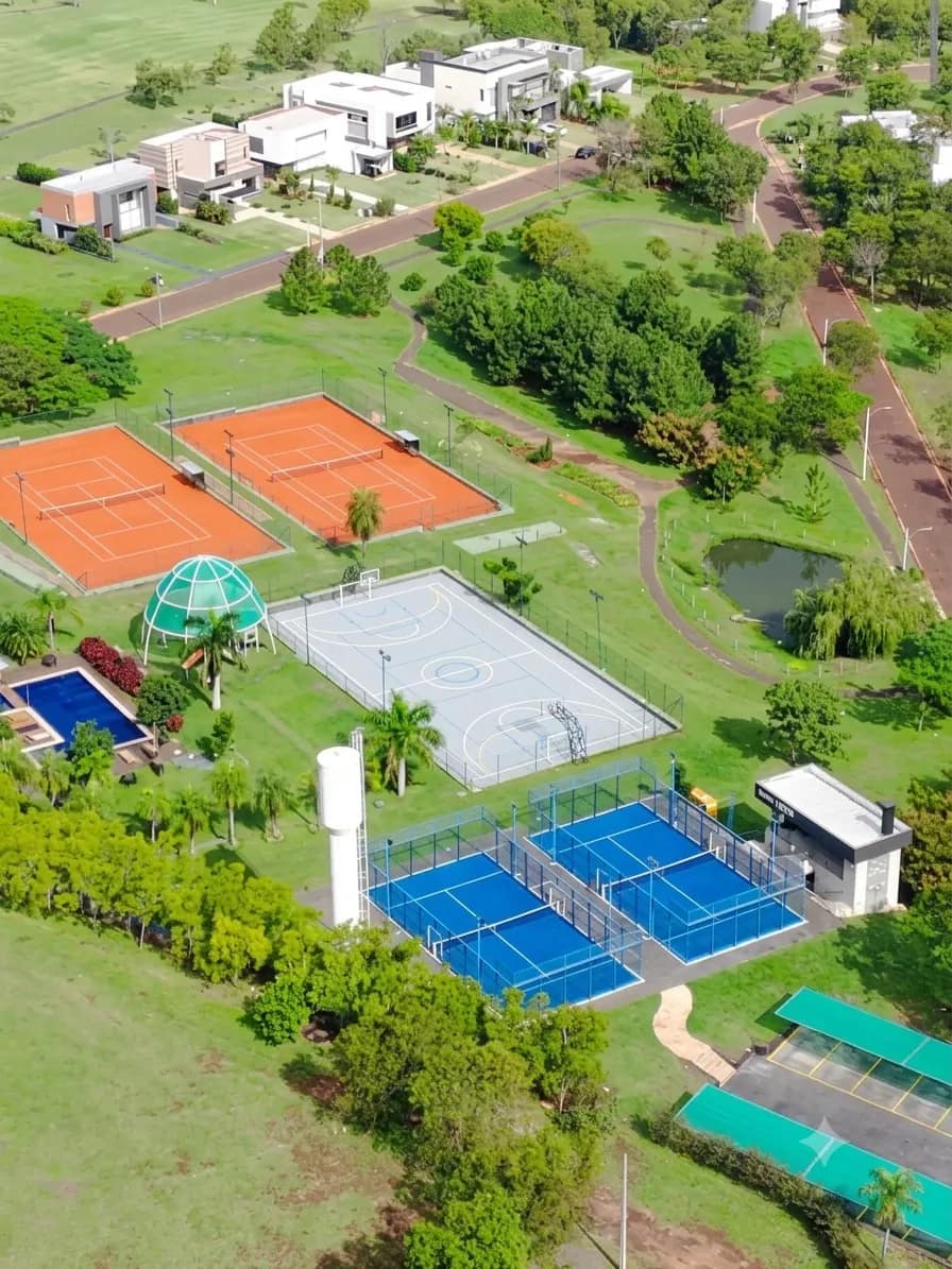 Canchas de tenis, pádel y piscina de AguaVista desde el aire