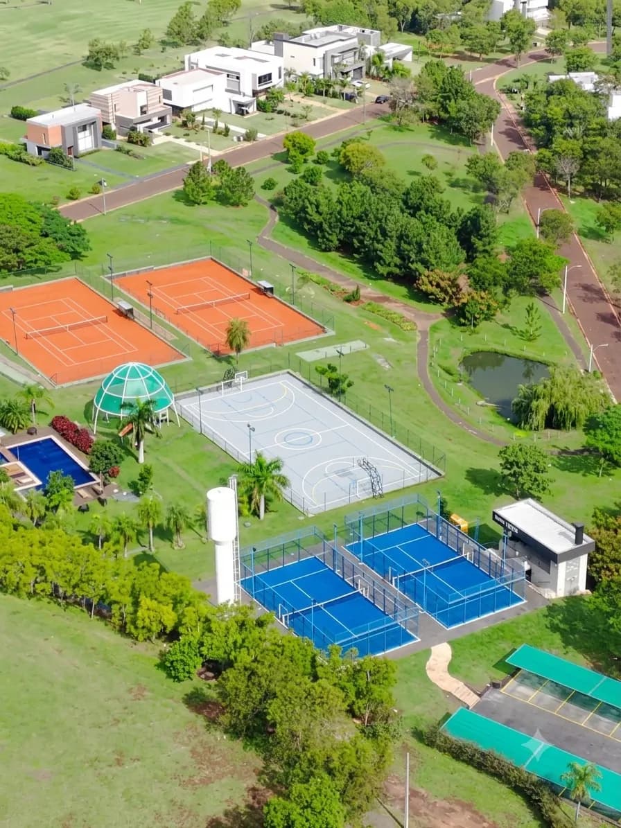 Canchas de tenis, pádel y piscina de AguaVista desde el aire